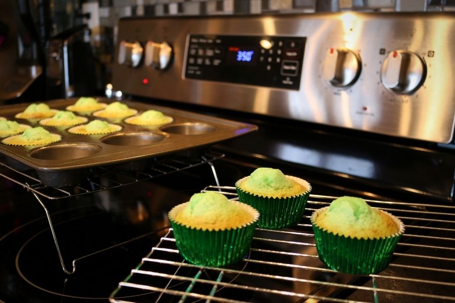 cooling rack cupcakes