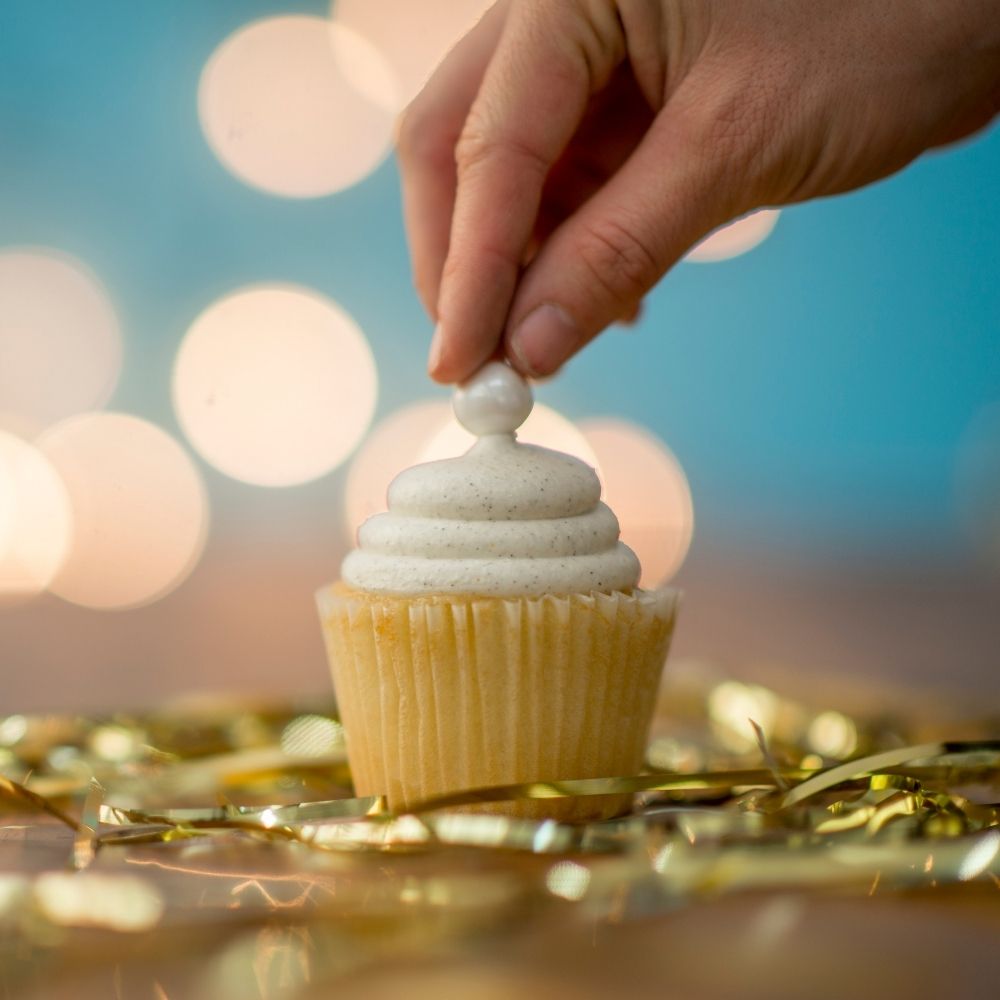 why-are-my-cupcakes-sticky-on-top-here-s-what-s-going-on-foodiosity