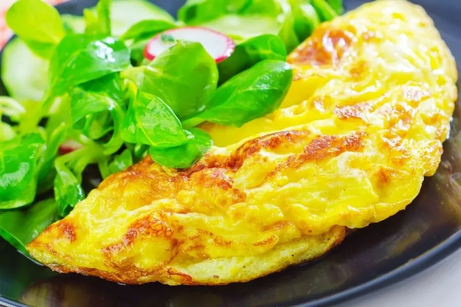 https://foodiosity.com/wp-content/uploads/2021/03/fold-omelette.jpg.webp