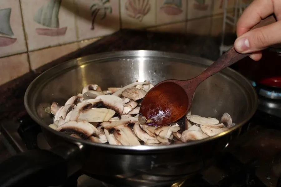 cooking mushrooms