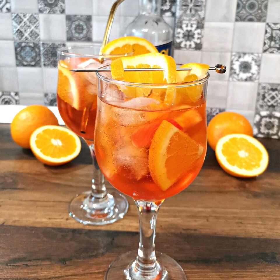 Aperol Spritz – The Iconic Summer Cocktail Recipe - Foodiosity