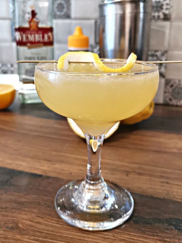 How To Make The Bee’s Knees Cocktail