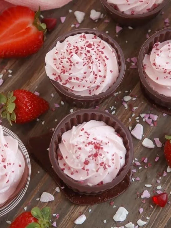 Valentine&rsquo;s Day Treat Ideas: Strawberry Chocolate Cups